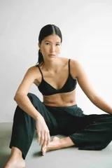 Top de bikini triángulo clásico color negro, confeccionado en tejido italiano de alta resistencia con protección UV+50, copas removibles y tirantes finos ajustables.