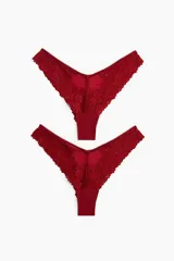 Pack de dos bombachas tipo brazilian de encaje color rojo, con cintura en V y refuerzo interior.