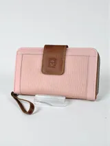 Billetera grande tipo sobre de cuero genuino, combinando color rosa con textura tipo reptil y detalles en cuero marrón. Cuenta con un cierre perimetral, una solapa frontal con broche magnético que presenta un logo grabado de un búho, y una correa de muñeca extraíble.