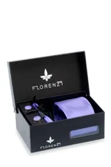 Set de regalo Florenzi, compuesto por corbata azul con estampado de flores blancas, pañuelo de bolsillo a juego y gemelos forrados en la misma tela. Presentado en caja negra con el logo de la marca.