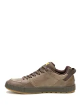 Sneakers Caterpillar modelo Axiom de color marrón, confeccionados en cuero encerado desgastado con cordones al tono y suela de goma texturizada. Presentan detalles de la marca en el lateral y en la lengüeta.