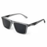 Lentes de sol polarizados con armazón gris translúcido y diseño rectangular, con detalle triangular negro en las patillas y cristales oscuros.