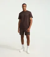 Remera deportiva de manga corta y cuello redondo, confeccionada con tecnología Dry para mayor transpirabilidad y control de la humedad. Presenta un diseño liso en color verde claro con un pequeño estampado de lettering en la parte inferior.