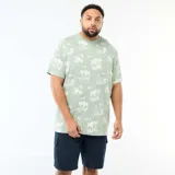 Camiseta de manga corta y cuello redondo en color verde, con estampado integral de palmeras y paisajes tropicales en tono claro.