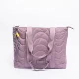 Cartera tipo tote de diseño acolchado con costuras onduladas en color rosa. Cuenta con doble asa de hombro, cierre superior y un detalle de llavero de cuerda con mosquetón en uno de los laterales.