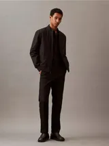 Camisa negra de corte slim fit, con cuello clásico y mangas largas.