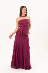 Pollera larga de microtul color magenta, totalmente forrada, de diseño fluido con volados que aportan movimiento y caída liviana.