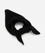 Pañuelo de punto con diseño triangular, confeccionado en tejido de textura uniforme, ideal para anudar al cuello.