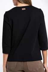 Remera de algodón con elastano, color negro, de corte ajustado al cuerpo, cuello redondo y mangas 3/4.