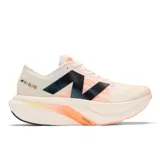 Zapatillas de running New Balance FuelCell SC Elite v4, diseñadas para carreras de alto rendimiento. Parte superior de malla blanca con detalles en naranja y logo "N" en negro. Entresuela FuelCell con placa de fibra de carbono y tecnología Energy Arc.