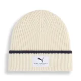 Gorro tipo beanie de punto acanalado en color crema, con una franja horizontal oscura en el borde y parche frontal con logo de la marca.