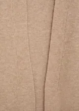Abrigo largo de tejido de punto en color beige, con diseño recto, cuello solapa y manga larga. Presenta un corte abierto sin cierre frontal.