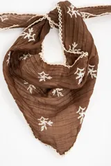 Bandana marrón con delicados bordados blancos y bordes con terminación de encaje.