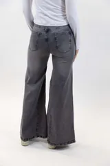 Jean de tiro alto en denim gris oscuro con efecto gastado, corte wide leg muy ancho y bolsillos tradicionales.