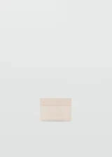 Porta documentos de cuero sintético color rosado, con diseño trenzado en la parte inferior y múltiples ranuras para tarjetas.