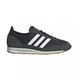 Championes adidas modelo SL 72 OG, de diseño retro con exterior en nylon negro y refuerzos de gamuza en tono gris oscuro. Presenta las icónicas tres tiras laterales en blanco, una entresuela con detalle en verde menta y suela de goma dentada color caramelo.