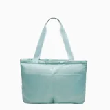 Cartera tipo tote Under Armour Studio Lite, color turquesa, con diseño acolchado, doble asa de hombro y logo de la marca en el frente.