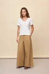 Remera blanca de algodón con escote en V y mangas cortas, de calce amplio y cómodo.