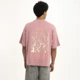 Remera marrón de corte holgado con estampado de flores en el pecho.