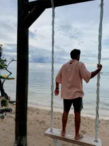 Camisa oversize color rosa con botones negros.