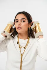 Guantes mitones dorados de cuero con interior de lana natural color crema.