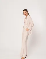 Blazer oversized color beige de corte recto, confeccionado en tela con lino.