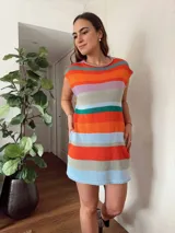 Vestido corto tejido en punto jersey con diseño de rayas horizontales multicolores. Presenta una silueta recta, cuello redondo y terminaciones hechas a mano en crochet.