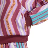 Campera deportiva Adidas de la colección Farm, con diseño de estampado geométrico en tonos bordó, violeta y amarillo. Presenta cuello alto, cierre frontal completo, mangas largas con las icónicas tres tiras en color turquesa y puños acanalados.