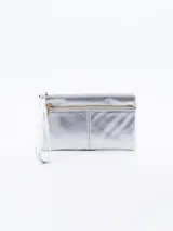 Billetera plateada con cierre dorado y correa de muñeca.