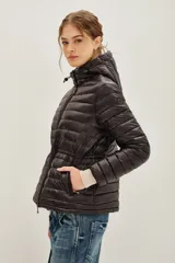 Campera puffer negra con capucha, cierre frontal con doble cremallera y diseño entallado en la cintura.