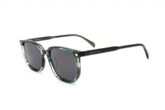 Lentes de sol Prototype modelo Derek, con armazón cuadrado de acetato con patrón carey en tonos verde azulado y verde oscuro. Las lentes son grises oscuras.