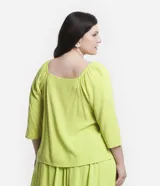 Blusa color verde lima, plus size, con escote cuadrado, elástico en los hombros y manga 3/4 campana. Prenda hecha en viscosa más sostenible y de superficie texturizada sin estampa.