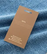 Pantalón de jean de corte recto, color azul medio, con cintura alta, trabillas para cinturón, cierre frontal con botón y cremallera, y bolsillos funcionales.