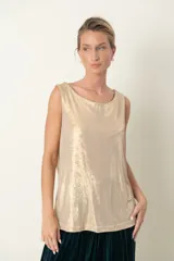 Blusa sin mangas de acabado laminado color dorado, con diseño reversible de cuello buche y corte holgado.