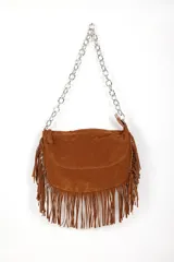 Bandolera marrón de gamuza con flecos y cadena plateada.