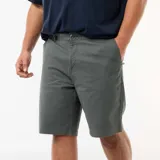 Bermuda chino de corte clásico, confeccionada en twill de color verde oscuro, con bolsillos laterales y traseros.
