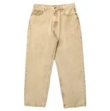 Pantalón de jean color beige, de corte recto y holgado, con bolsillos delanteros y traseros.