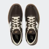 Championes New Balance modelo 500, color marrón con detalles en blanco y suela de goma.