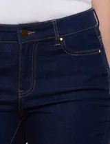 Jean skinny de tiro medio y calce ajustado, color azul clásico, con diseño de cinco bolsillos y largo al tobillo.