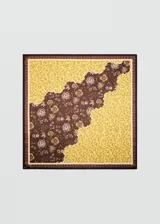 Pañuelo cuadrado de satén con estampado floral y combinación de tonos marrones y amarillos.
