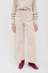 Pantalón de jean con estampado de manchas orgánicas en tonos tierra, de tiro medio-alto y corte recto. Presenta bolsillos funcionales y largo al tobillo.