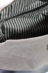 Neceser gris con base azul marino y cierre superior.