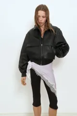 Pañuelo triangular de satén color lila con ribete de encaje blanco en los bordes y diseño para atar.