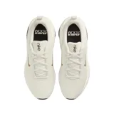 Championes Nike modelo Bella 7, color negro con entresuela blanca y detalles en negro translúcido. Presentan un diseño deportivo con malla transpirable, logo de la marca en el lateral y tecnología Air Zoom en el talón.