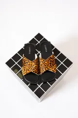 Sandalias chatas con estampado animal print.