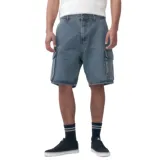 Shorts cargo de denim color azul oscuro, con bolsillos laterales con solapa en las piernas y trabillas para cinto.