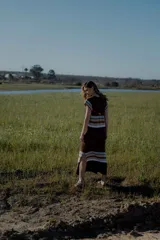 Vestido largo tejido a rayas horizontales en color blanco, rojo, marrón y celeste.