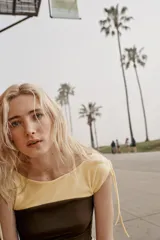 Top combinado de mezcla de algodón, con cuello recto y diseño sin mangas. Presenta un diseño bicolor en tonos amarillo claro y marrón oscuro, con frunces ajustables mediante cordones en los hombros.