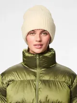Gorro tejido en punto acanalado con diseño clásico y textura suave, ideal para climas fríos.