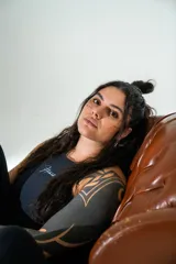 Musculosa deportiva de lycra con doble tela, diseño ajustado y estampa pequeña en el pecho.
